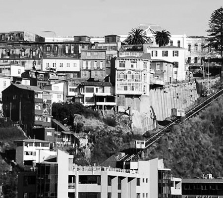 Γειτονιά τού Βαλπαραΐζο. Διακρίνονται τα ασενσόρες.